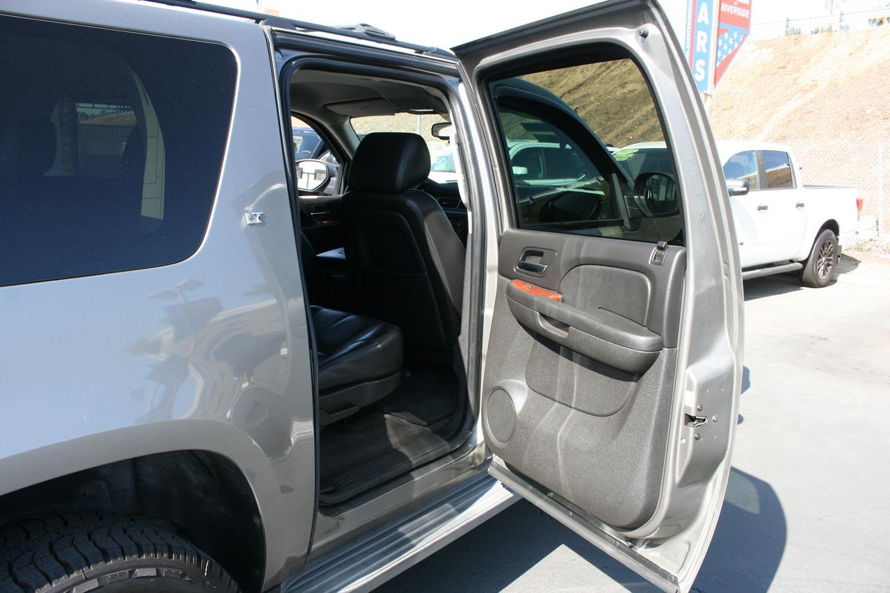 Chevrolet Suburban 4WD 4dr 1500 LT 2012