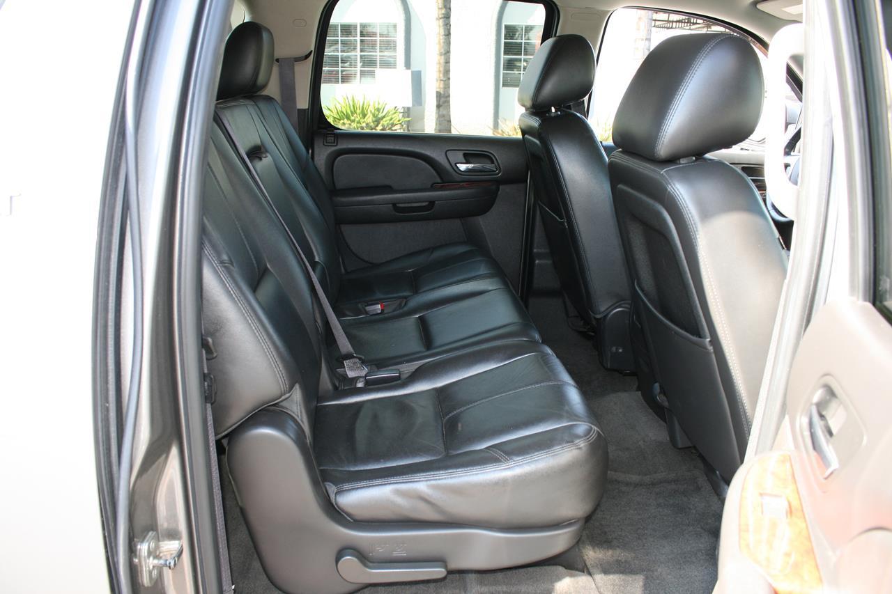 Chevrolet Suburban 4WD 4dr 1500 LT 2012
