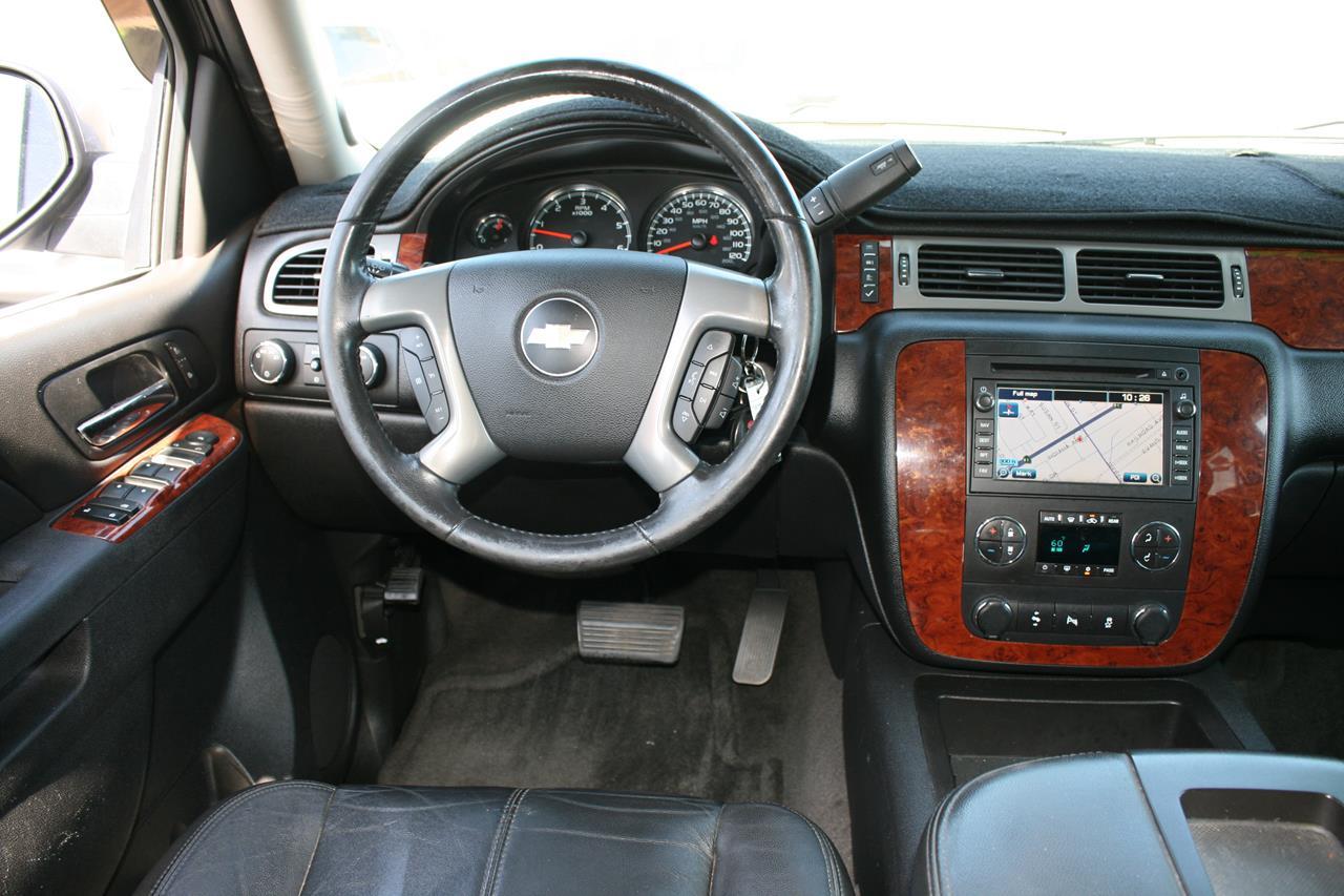 Chevrolet Suburban 4WD 4dr 1500 LT 2012