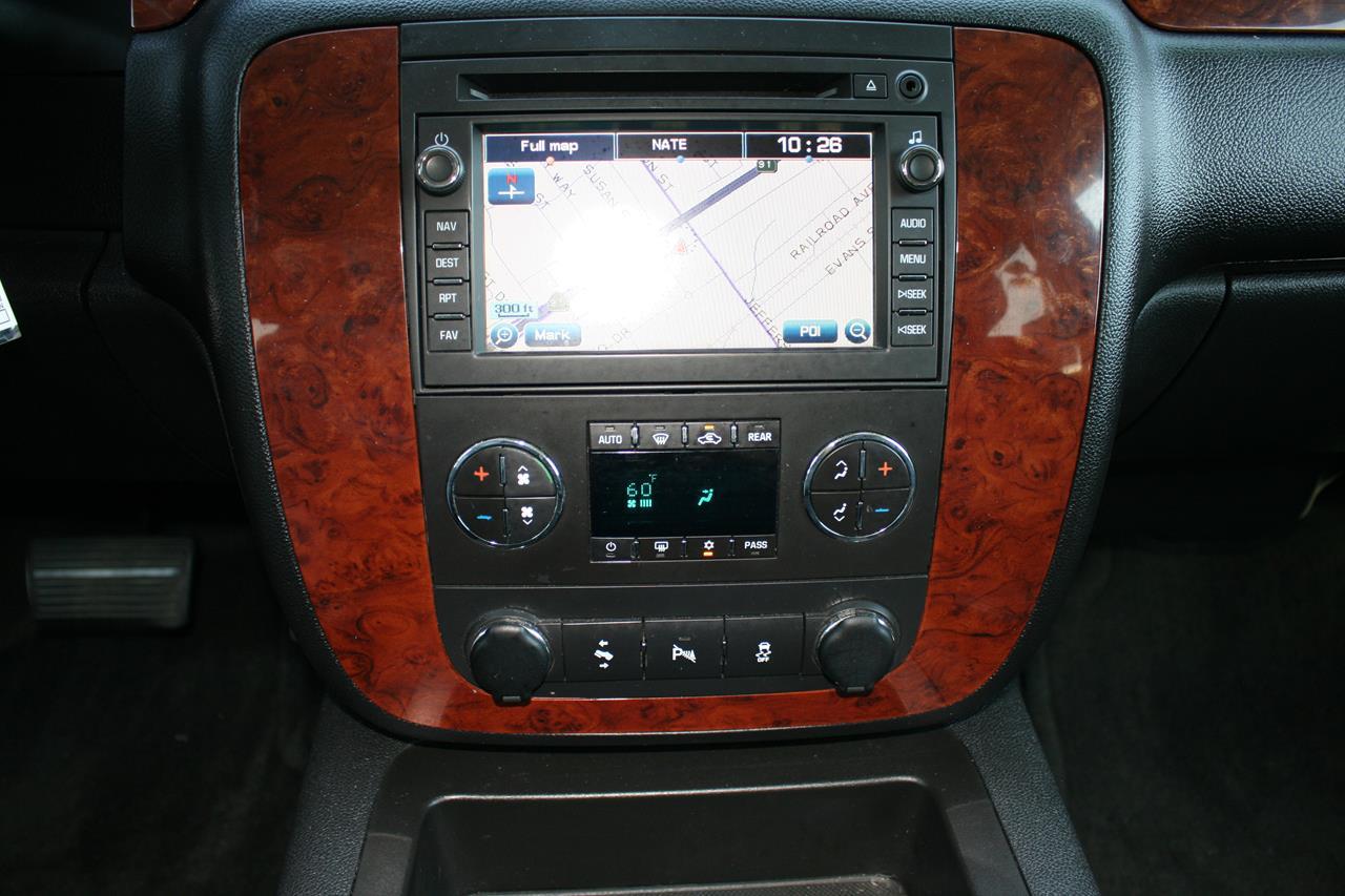 Chevrolet Suburban 4WD 4dr 1500 LT 2012
