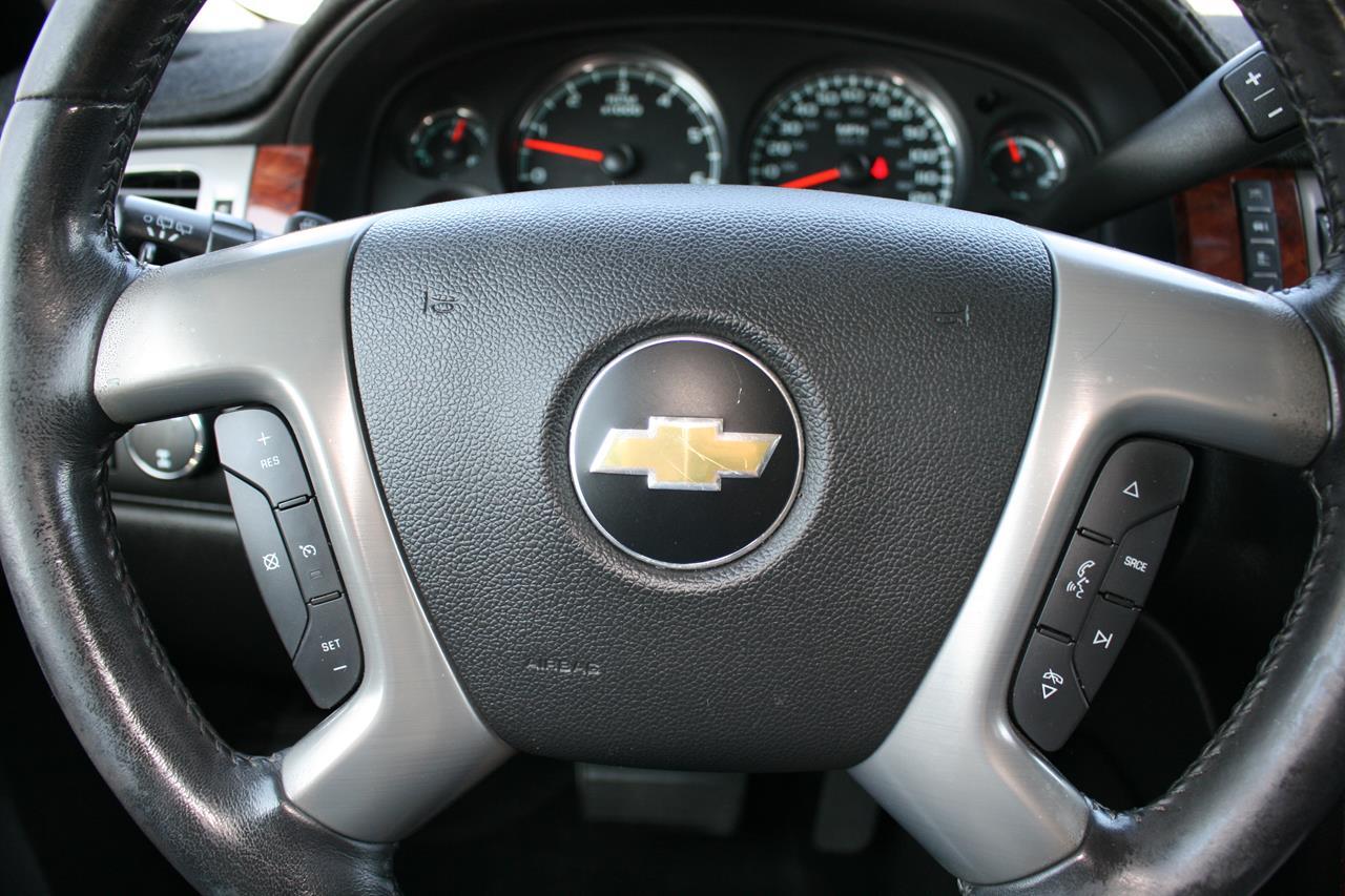 Chevrolet Suburban 4WD 4dr 1500 LT 2012