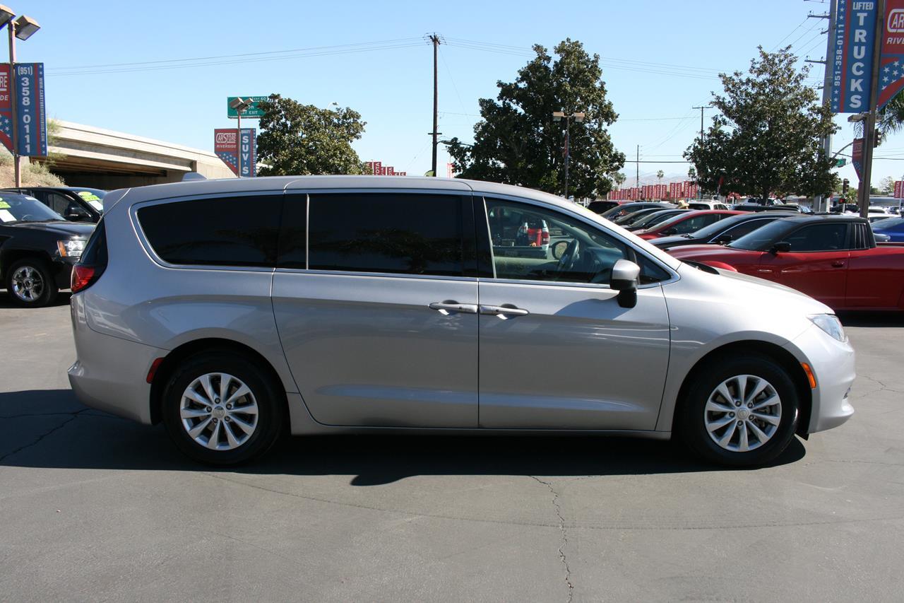 Chrysler Pacifica Touring FWD 2017