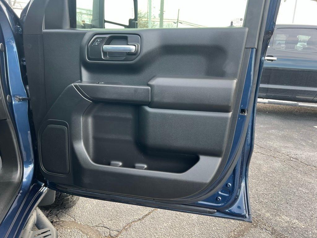 Chevrolet Silverado 1500 Custom Trail Boss Crew Cab Long Box 4WD 2021