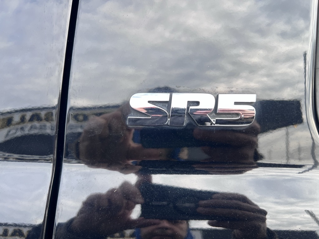 Toyota Tundra Tundra-Grade CrewMax 5.7L FFV 4WD 2011