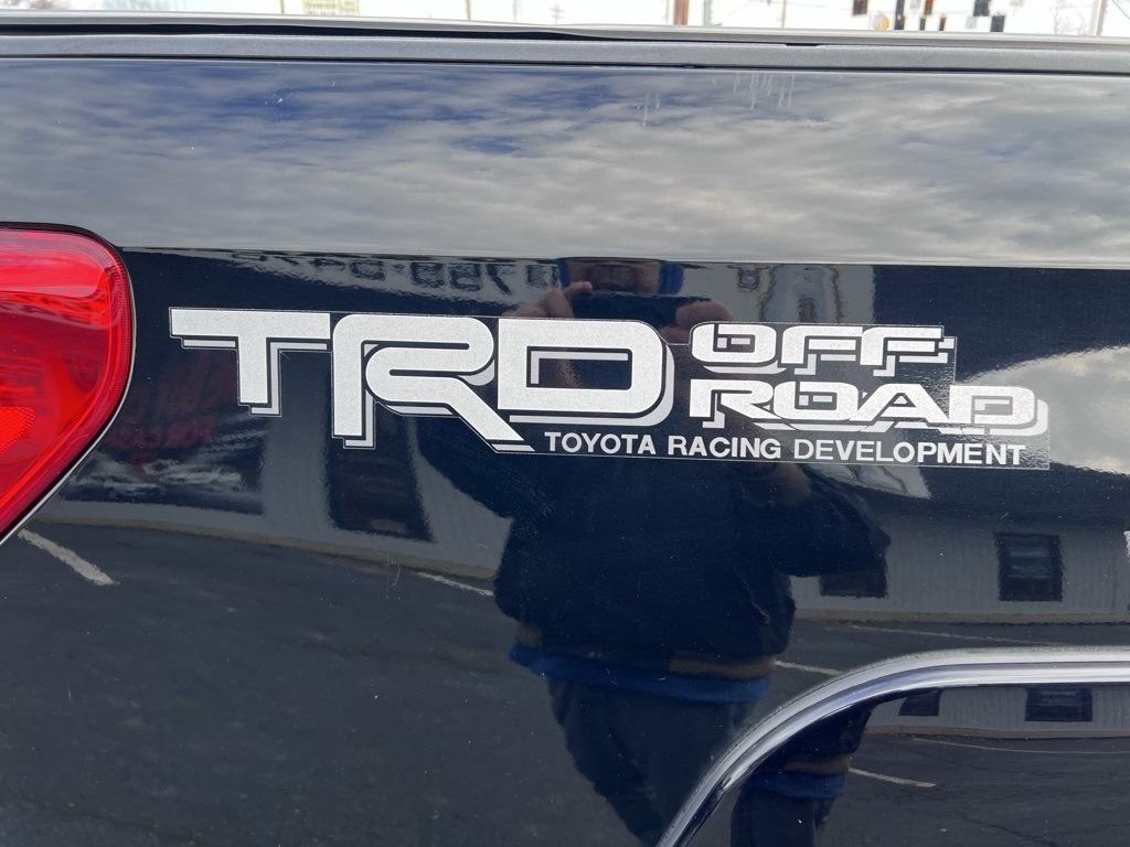 Toyota Tundra Tundra-Grade CrewMax 5.7L FFV 4WD 2011