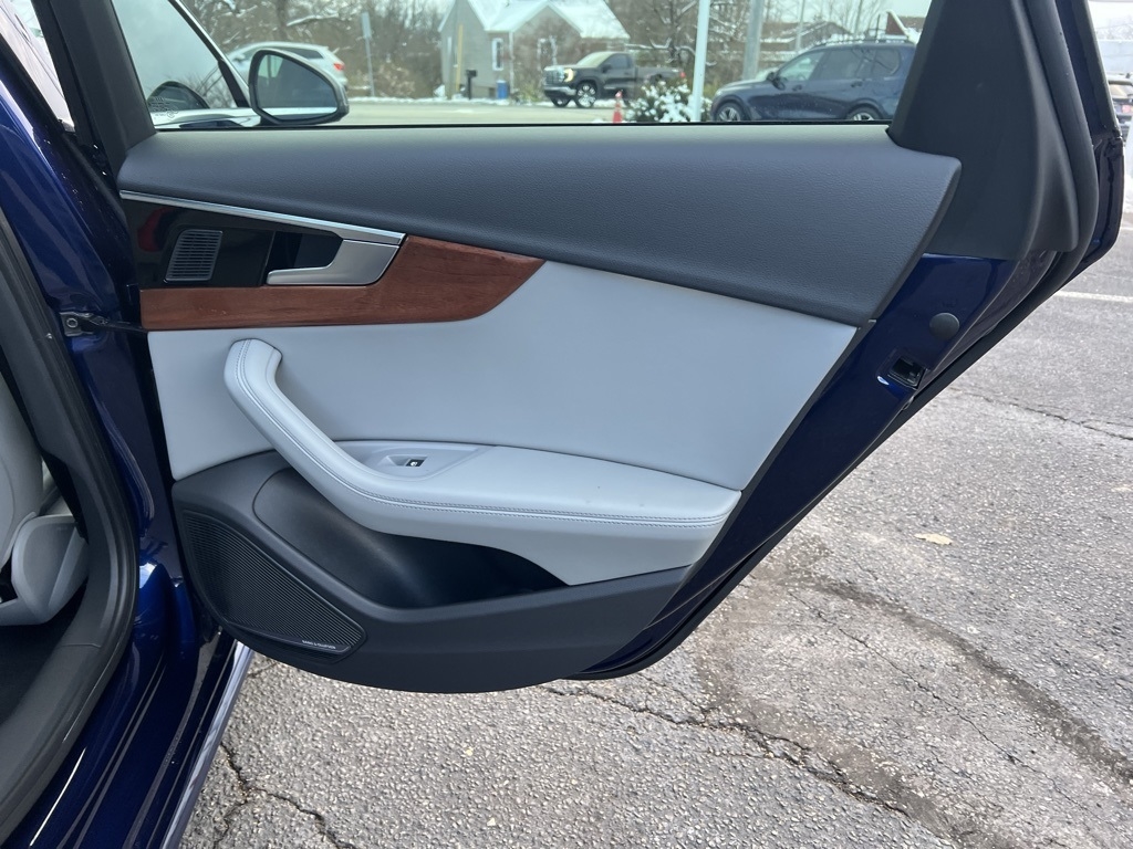 Audi A4 Premium Plus 40 TFSI quattro 2022