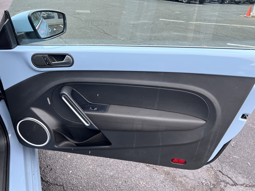 Volkswagen Beetle 2.5L Convertible 2013