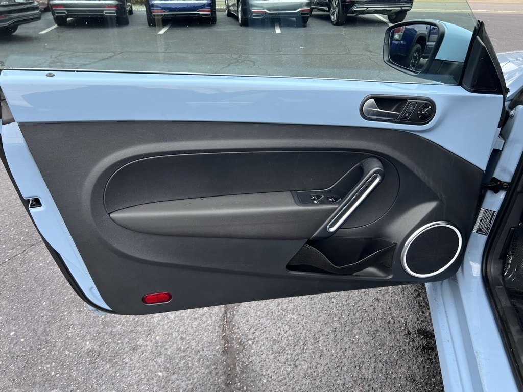 Volkswagen Beetle 2.5L Convertible 2013