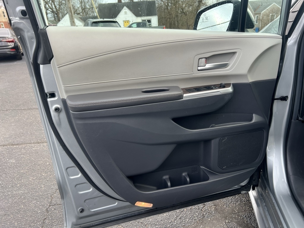 Toyota Sienna XLE 7-Passenger 2024