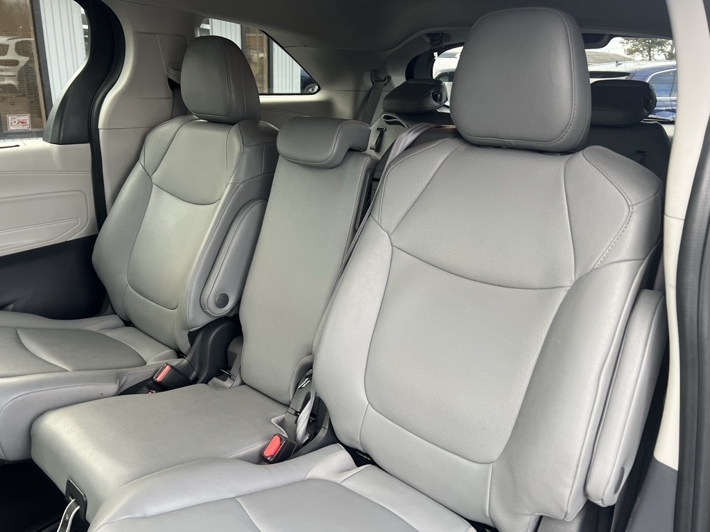 Toyota Sienna XLE 7-Passenger 2024