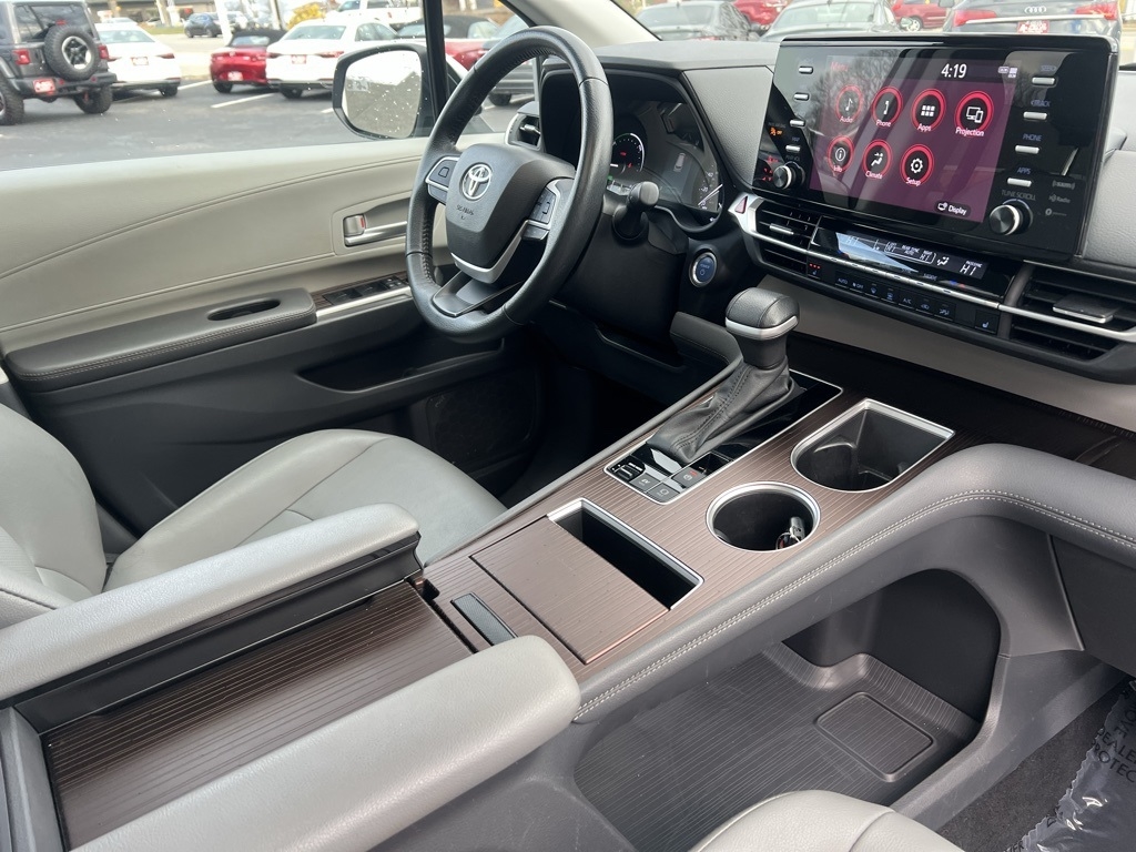 Toyota Sienna XLE 7-Passenger 2024