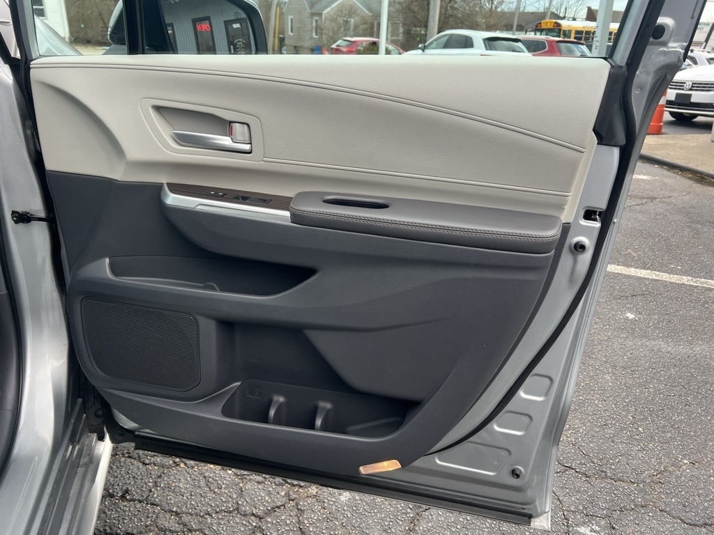 Toyota Sienna XLE 7-Passenger 2024