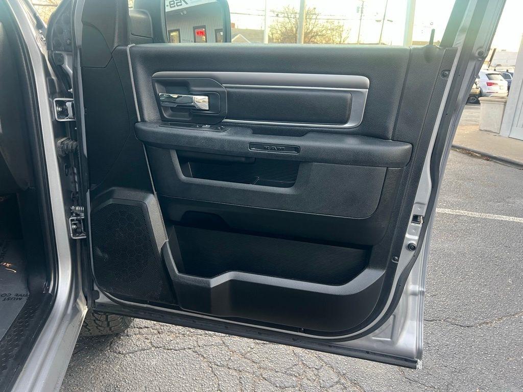 RAM 1500 Classic Warlock 4x4 Crew Cab 5'7" Box 2021