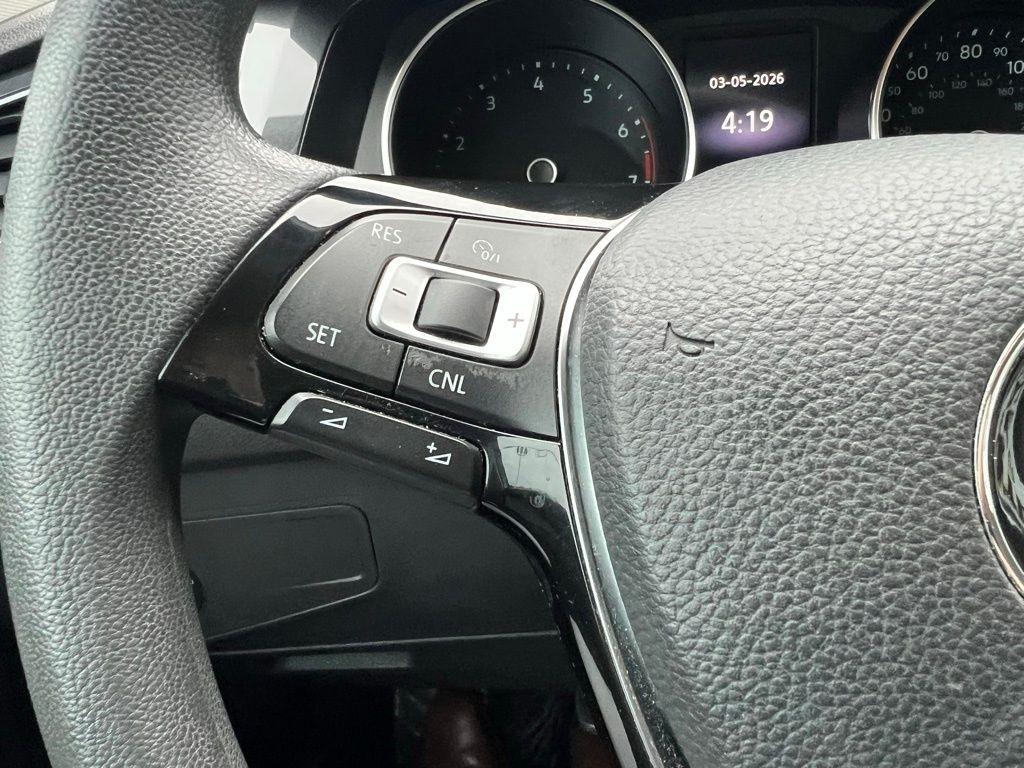 Volkswagen Tiguan S 2018