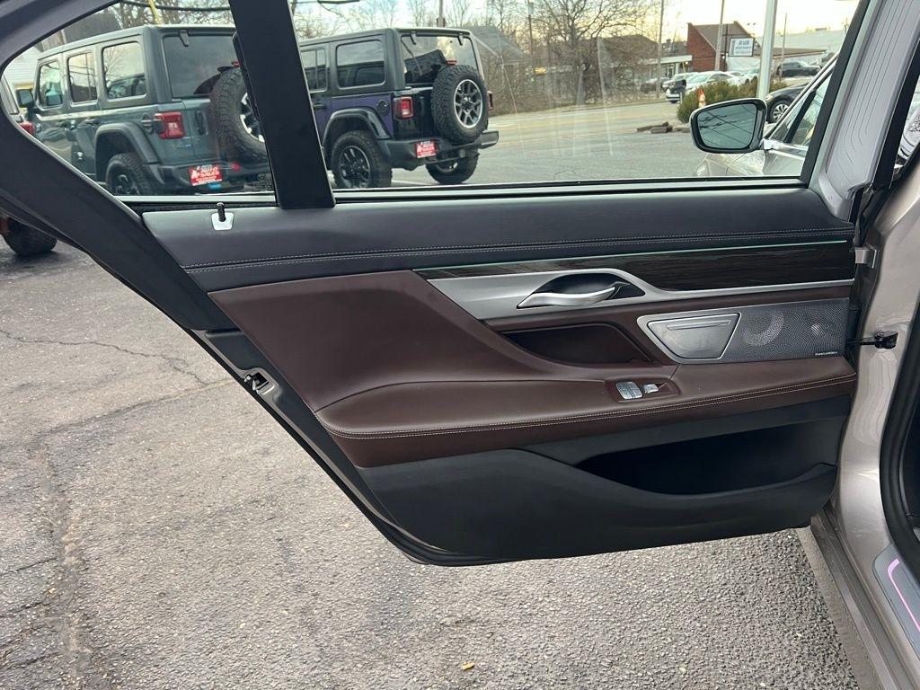 BMW 7-Series 750i xDrive 2021