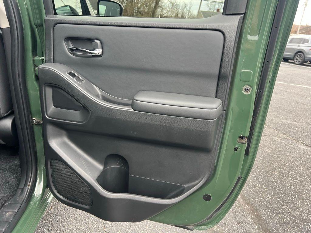 Nissan Frontier SV Crew Cab 4WD 2022