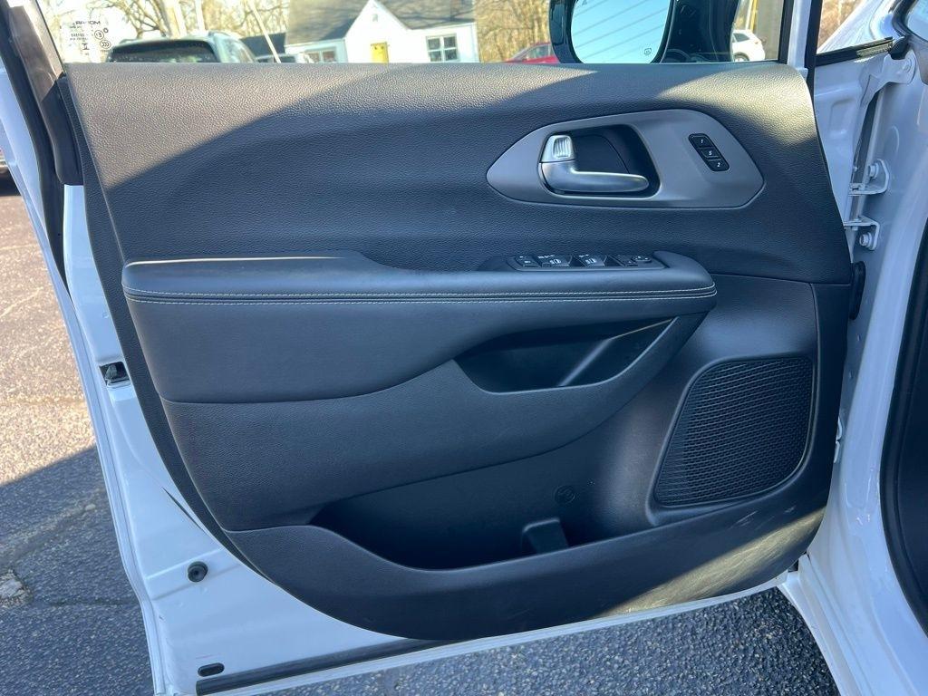 Chrysler Pacifica Select 2025