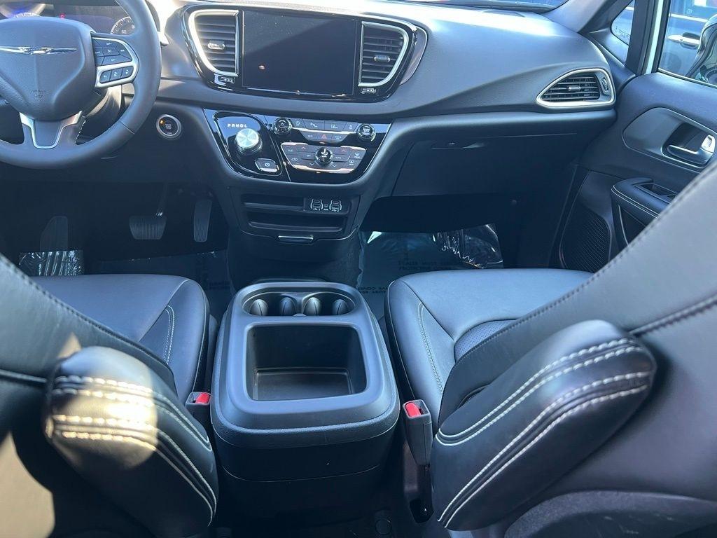 Chrysler Pacifica Select 2025