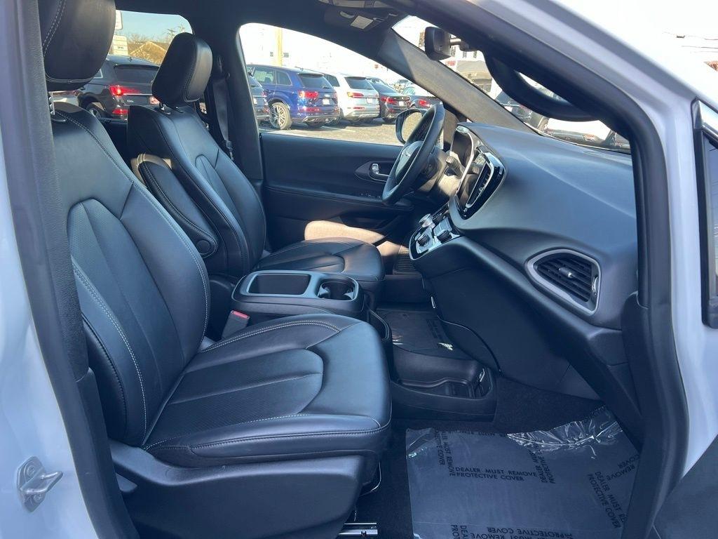 Chrysler Pacifica Select 2025