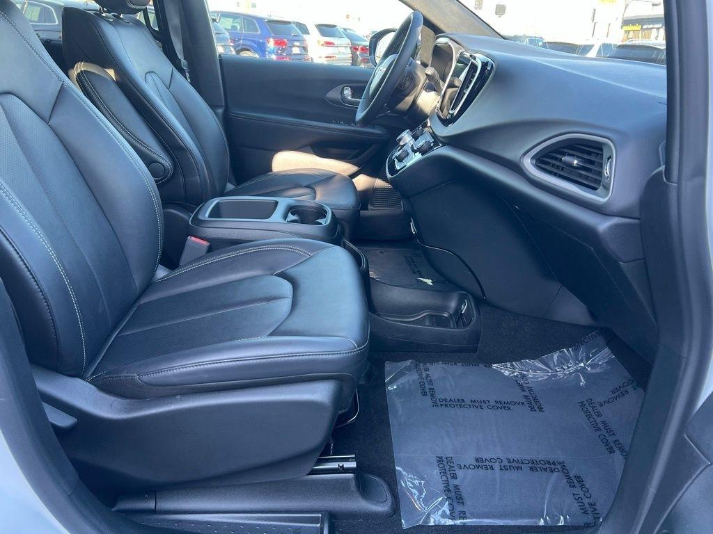 Chrysler Pacifica Select 2025