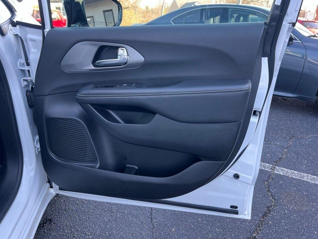 Chrysler Pacifica Select 2025