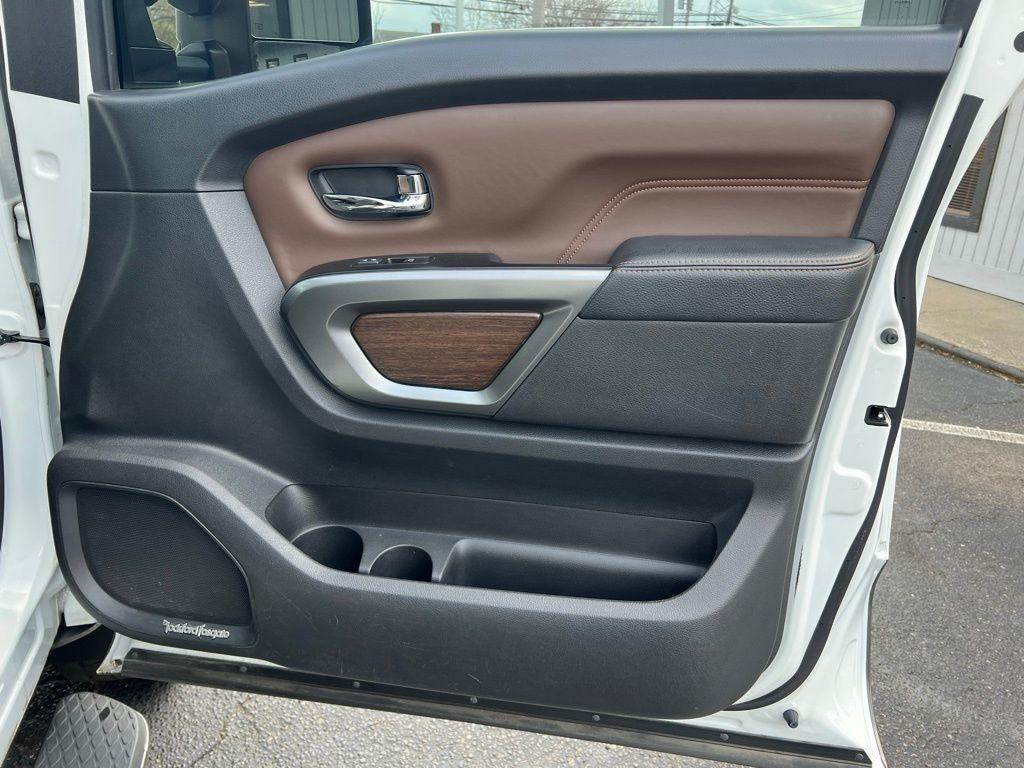 Nissan Titan XD Platinum Reserve 4WD Diesel 2016