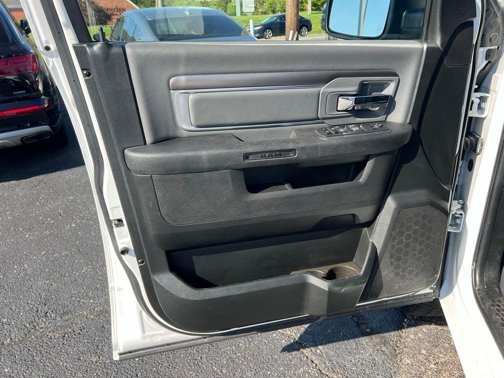 RAM 1500 SLT Quad Cab 4WD 2024