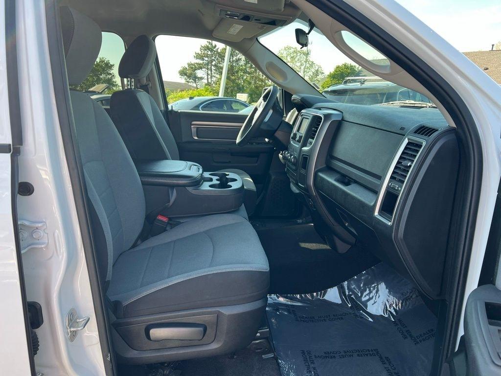 RAM 1500 SLT Quad Cab 4WD 2024