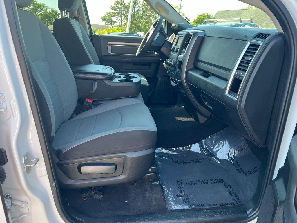 RAM 1500 SLT Quad Cab 4WD 2024