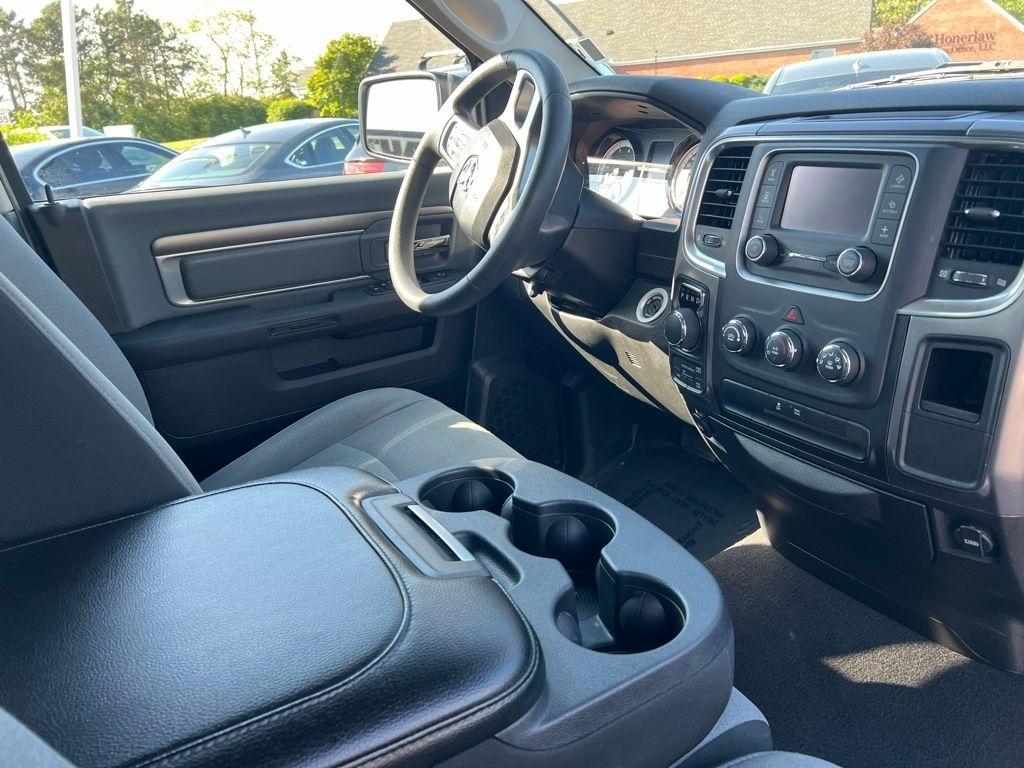 RAM 1500 SLT Quad Cab 4WD 2024