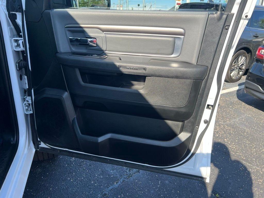 RAM 1500 SLT Quad Cab 4WD 2024