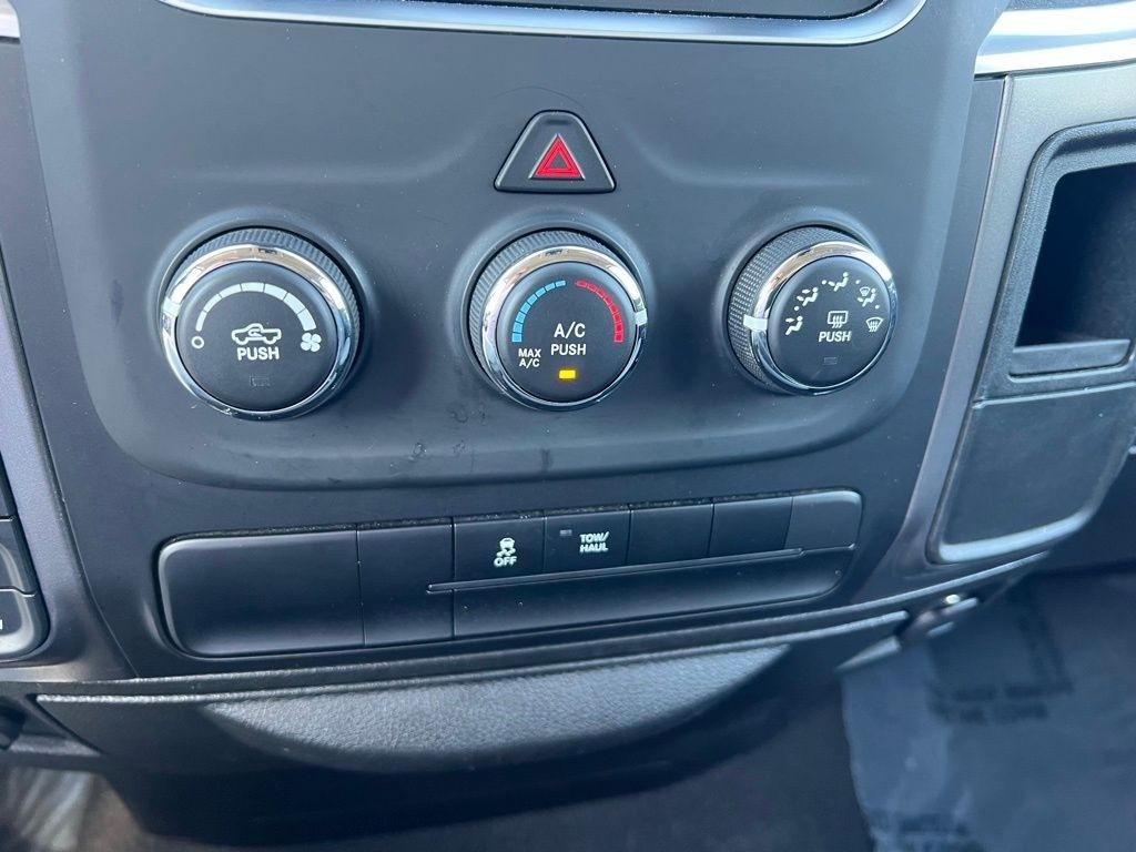 RAM 1500 SLT Quad Cab 4WD 2024