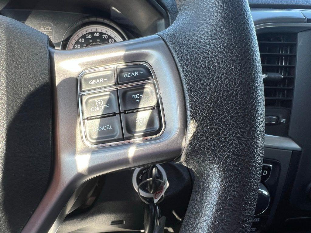 RAM 1500 SLT Quad Cab 4WD 2024