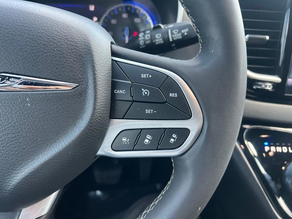 Chrysler Pacifica Select 2025