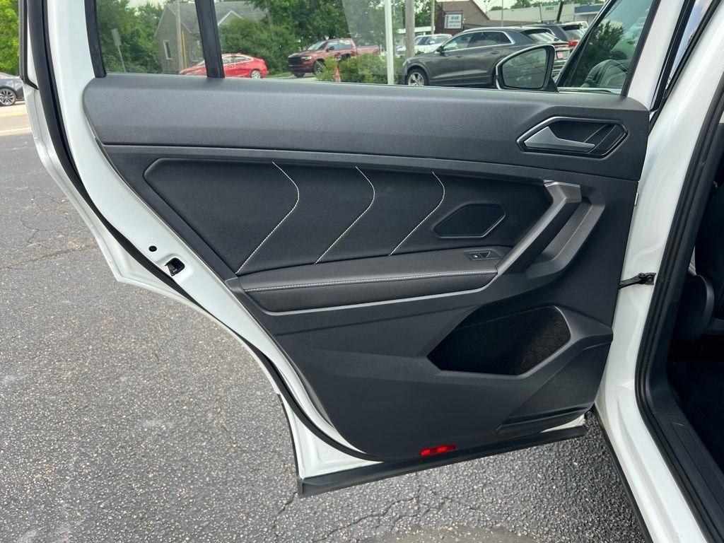 2022 Volkswagen Tiguan SE - Photo 16