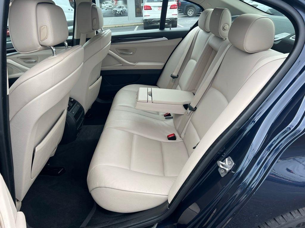 BMW 5-Series 528i 2011