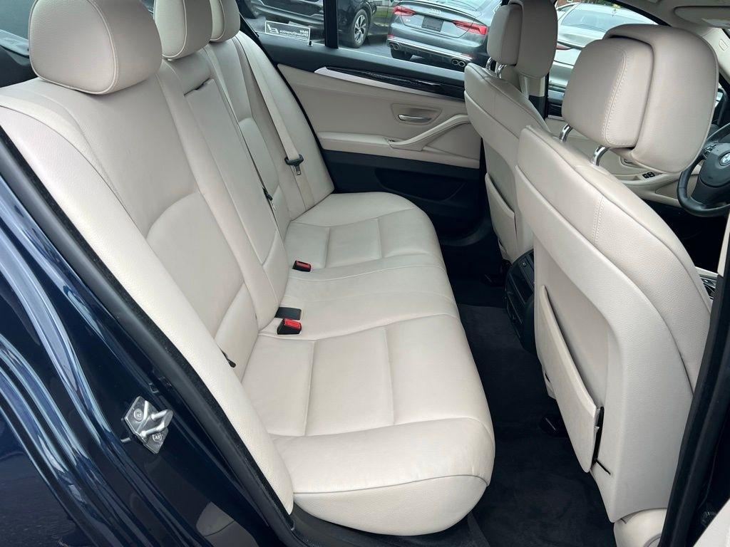 BMW 5-Series 528i 2011