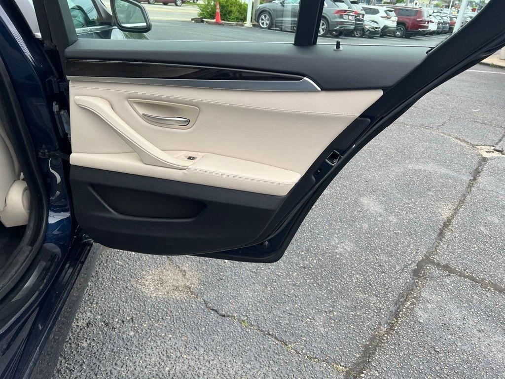 BMW 5-Series 528i 2011