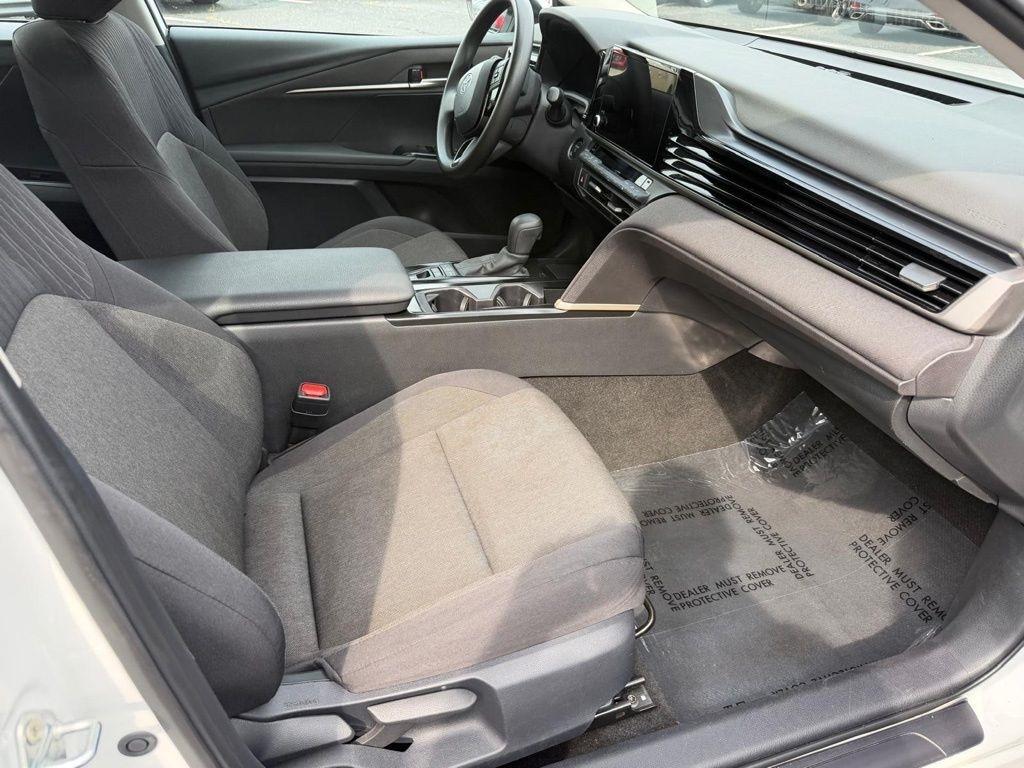 Toyota Camry Hybrid LE 2025