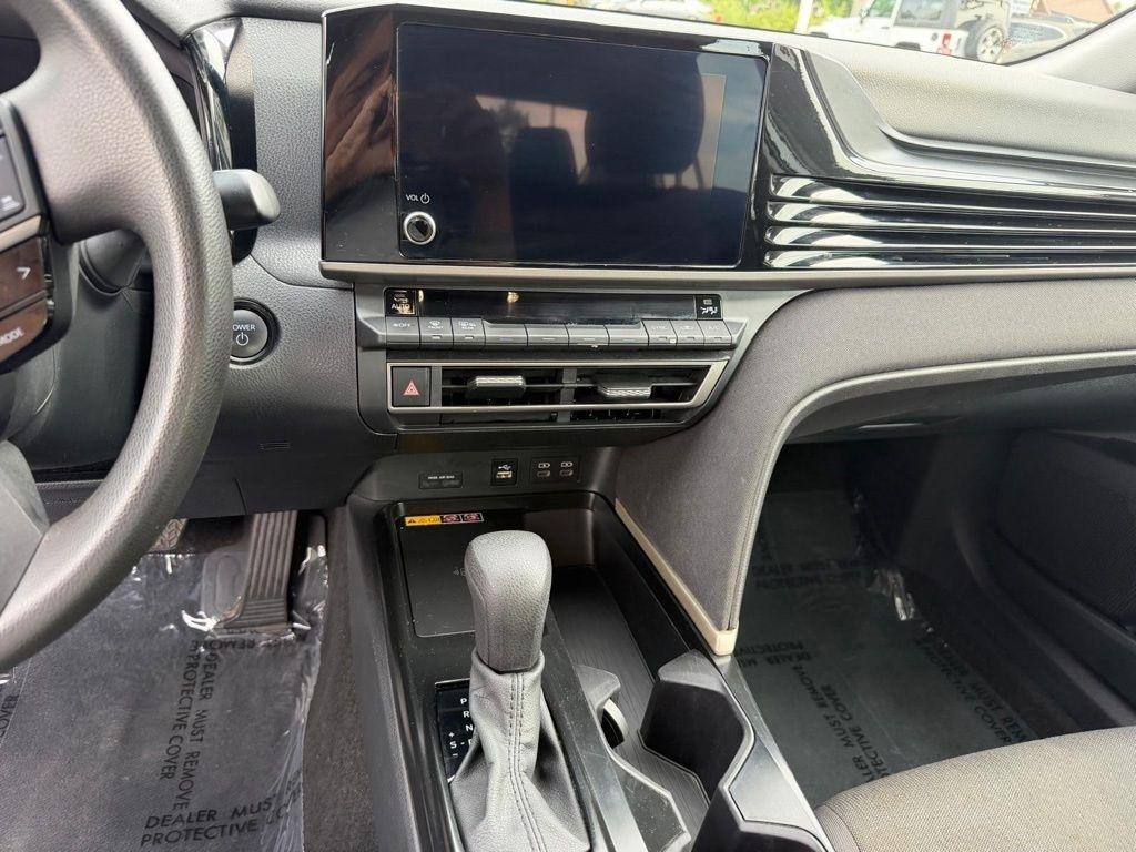 Toyota Camry Hybrid LE 2025