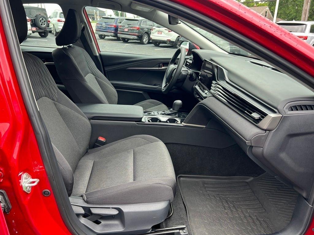 Toyota Camry Hybrid LE 2025
