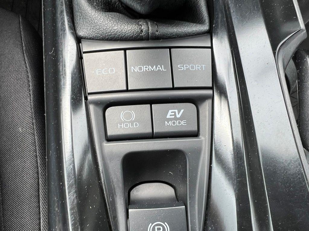 Toyota Camry Hybrid LE 2025