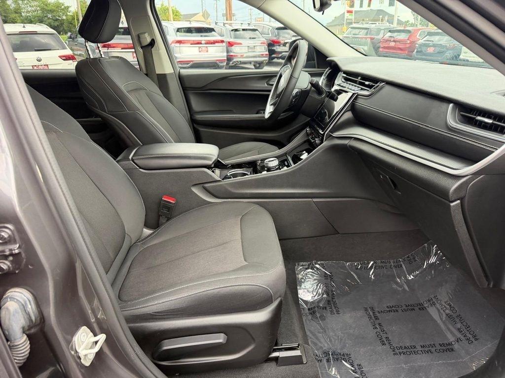 Jeep Grand Cherokee L Laredo 4WD 2023