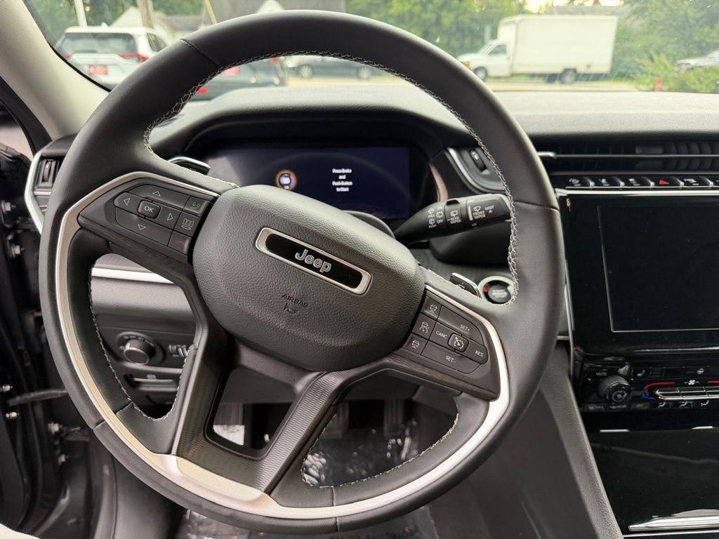 Jeep Grand Cherokee L Laredo 4WD 2023