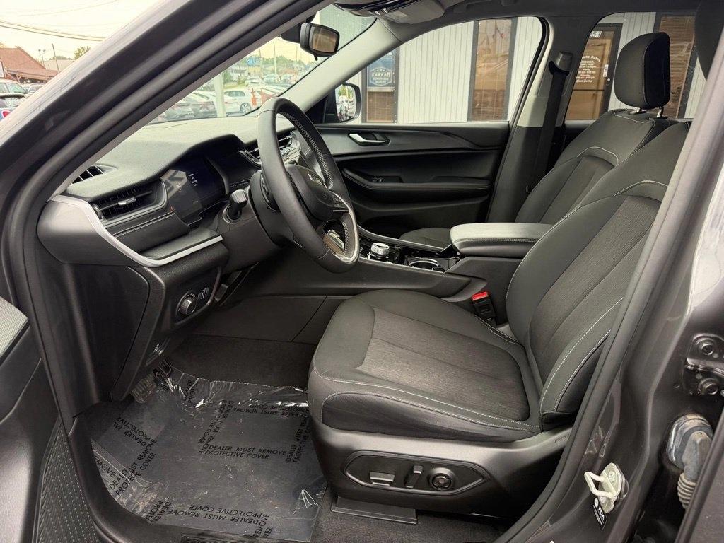 Jeep Grand Cherokee L Laredo 4WD 2023