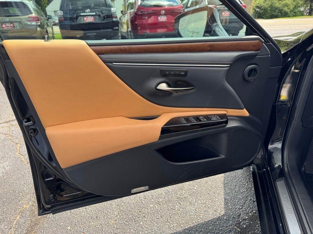 Lexus ES 300h 2025