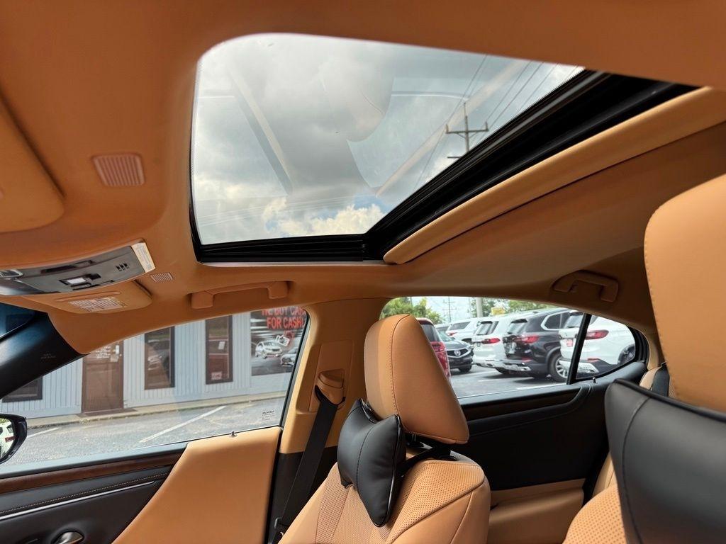 Lexus ES 300h 2025