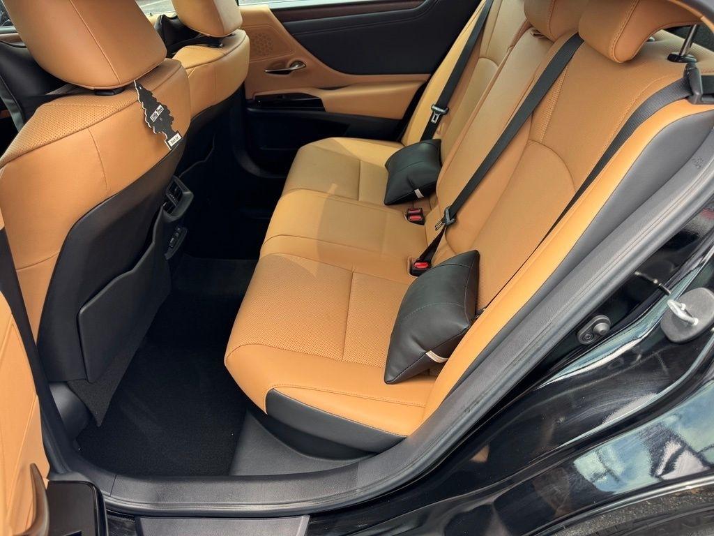Lexus ES 300h 2025