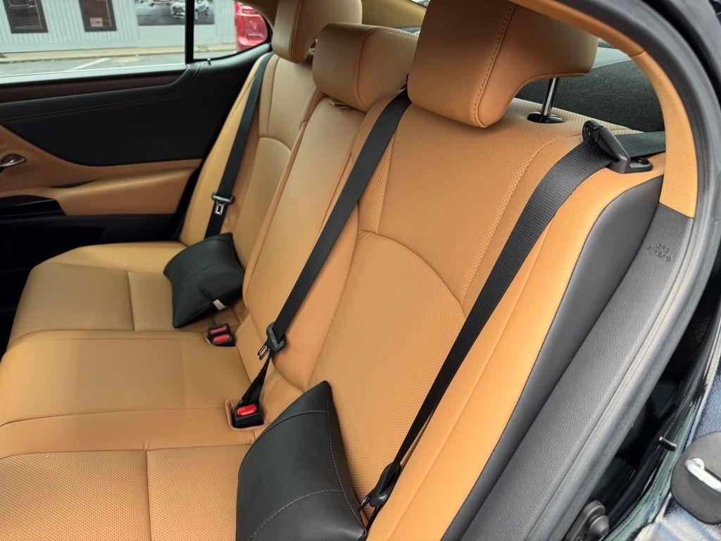 Lexus ES 300h 2025