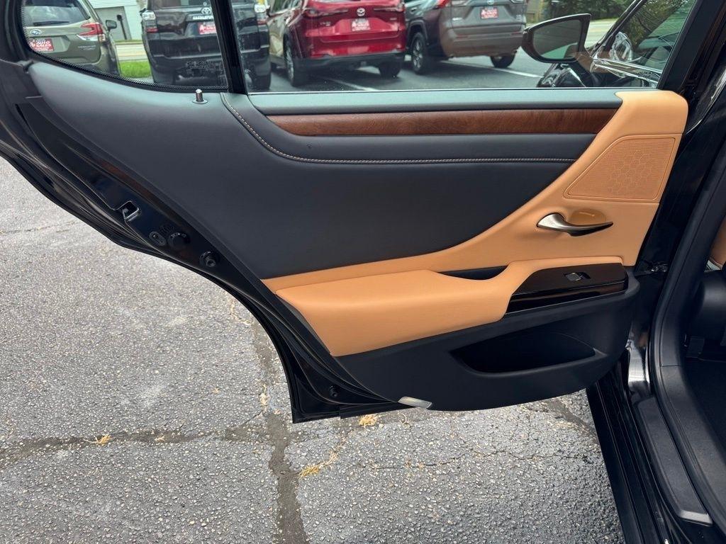 Lexus ES 300h 2025